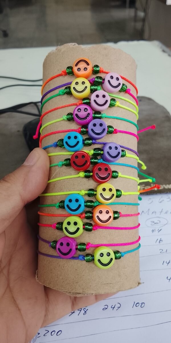 Pulso de letras y cara feliz