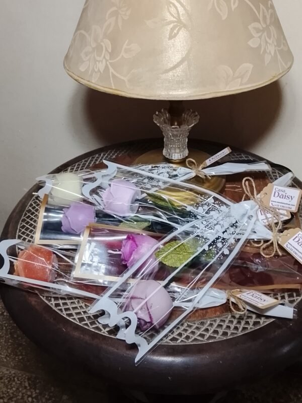 Rosa con tallo en manga floral