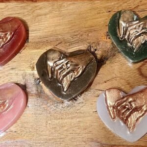 Corazón con manos de amantes